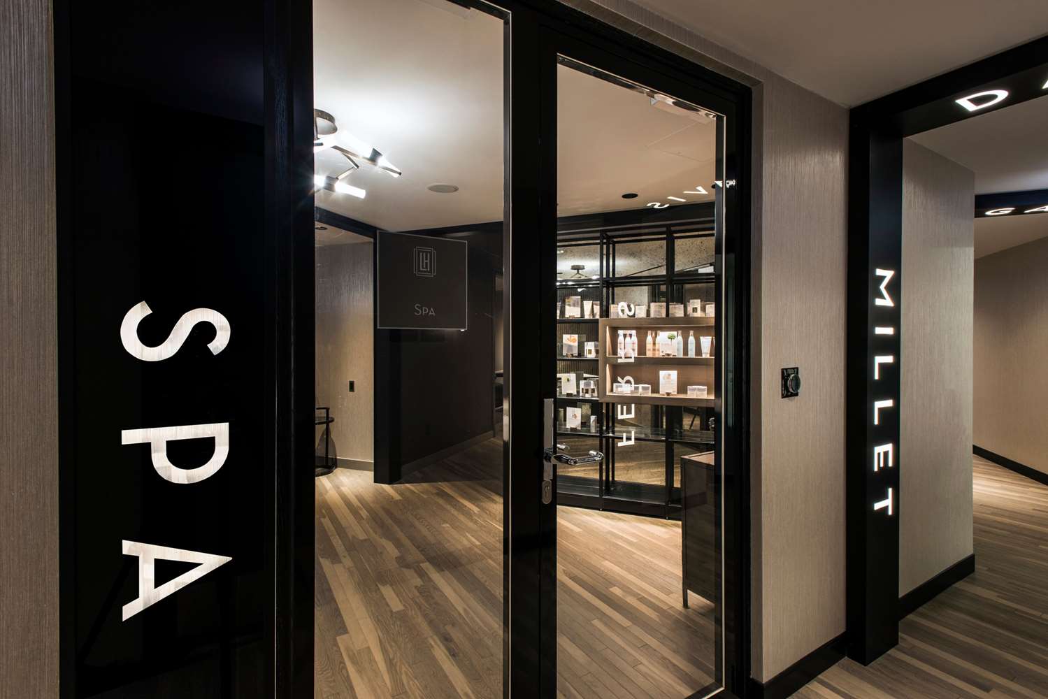 Фото LondonHouse Chicago, Curio Collection by Hilton