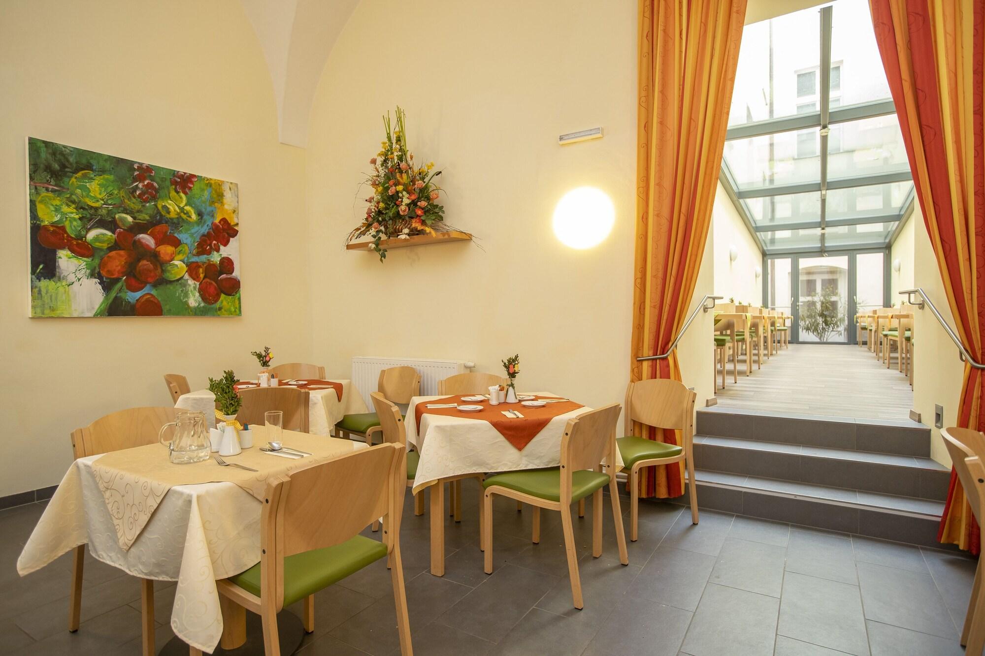 Фото Gästehaus im Priesterseminar Salzburg