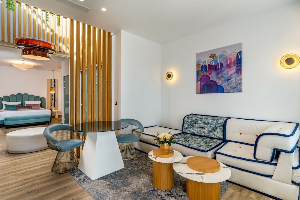 Фото Cresanto Luxury Suites