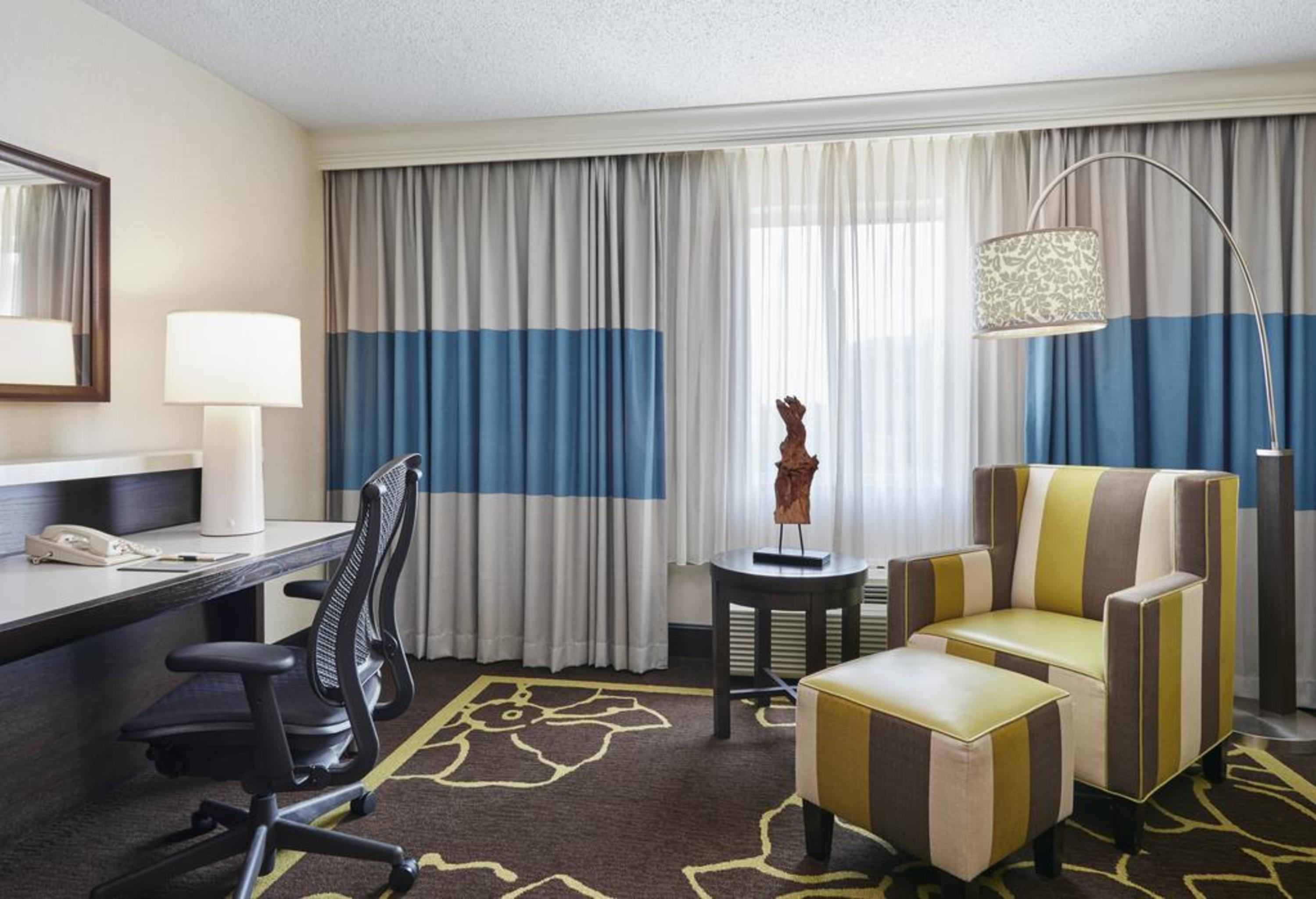 Фото Doubletree by Hilton Charlotte - Gateway Village