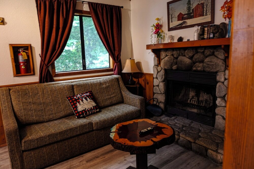 Фото Sleepy Hollow Cabins and Hotel