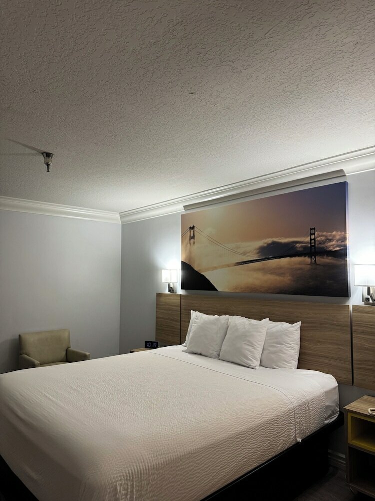 Фото Days Inn by Wyndham Near City Of Hope