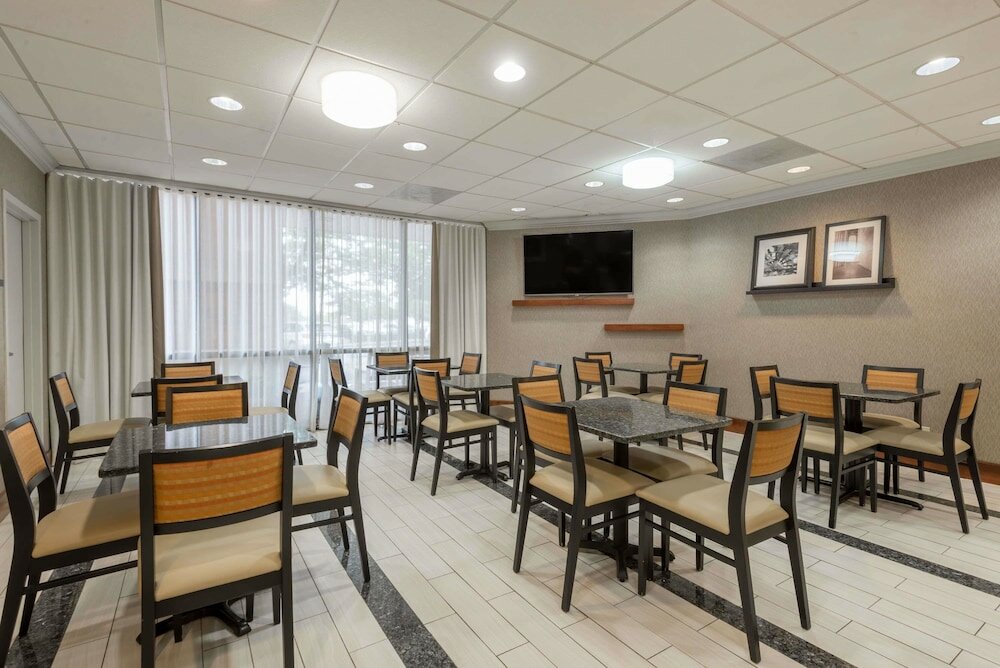 Фото Wingate by Wyndham Springfield