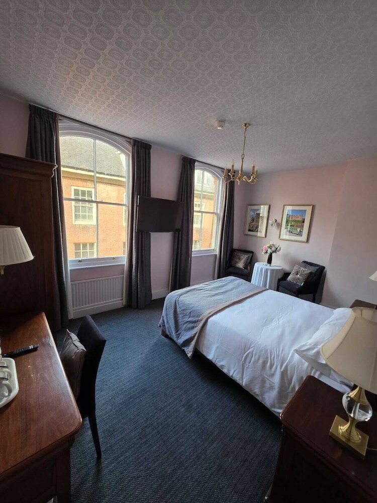 Фото The Castle Hotel Tamworth