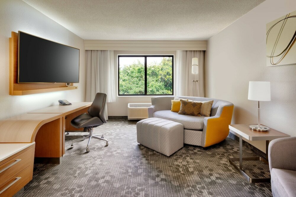 Фото Courtyard by Marriott Charlotte Airport/Billy Graham Parkway