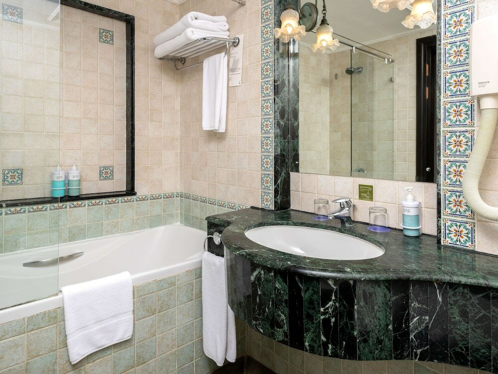 Фото Novotel Bahrain Al Dana Resort