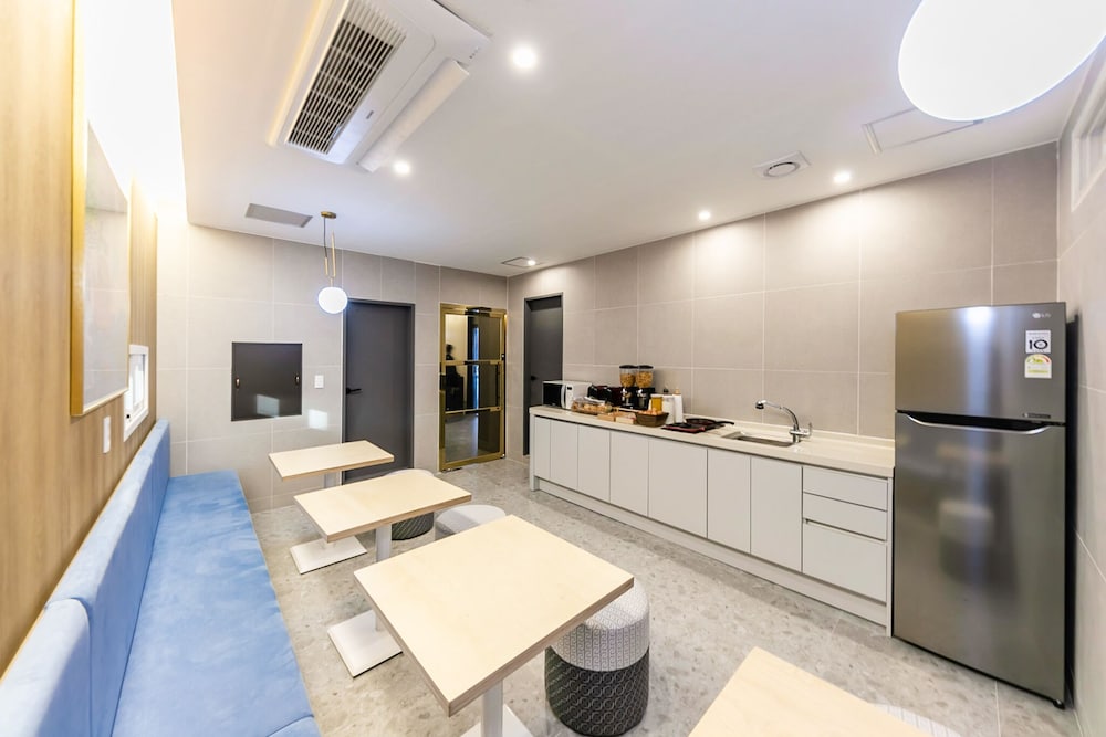 Фото Brown Dot Hotel Sasang Renecite