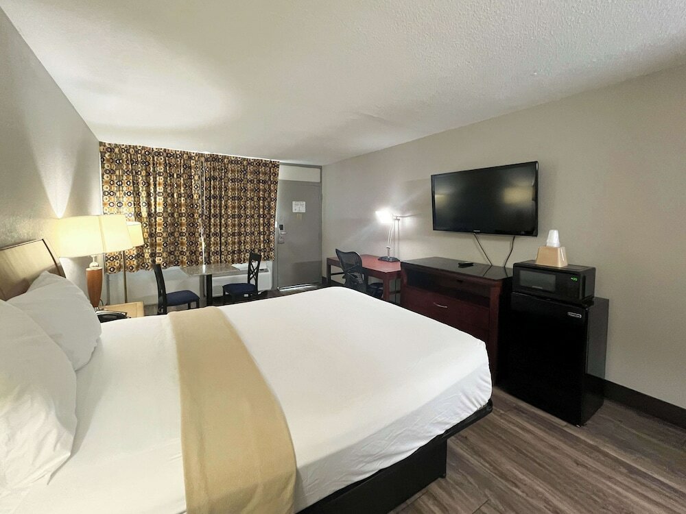 Фото Days Inn by Wyndham Raleigh Downtown South