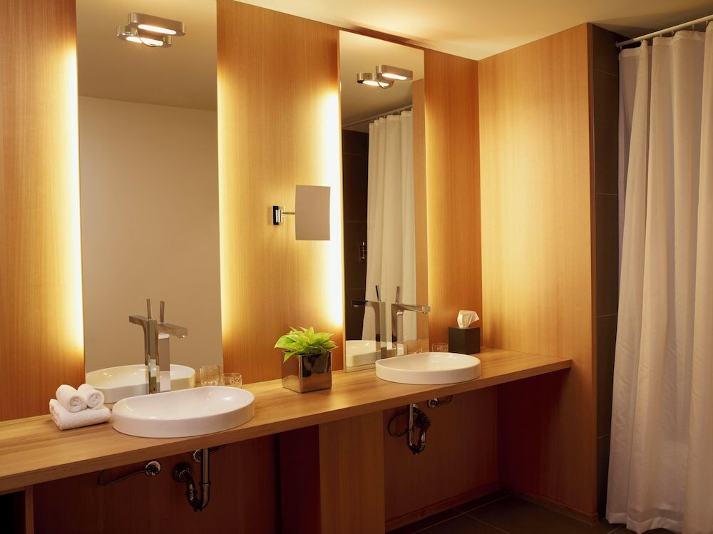 Фото Le Germain Hotel Maple Leaf Square