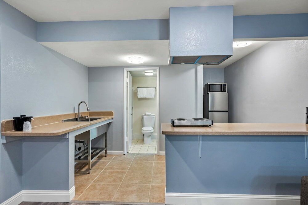 Фото Bonanza Inn & Suites