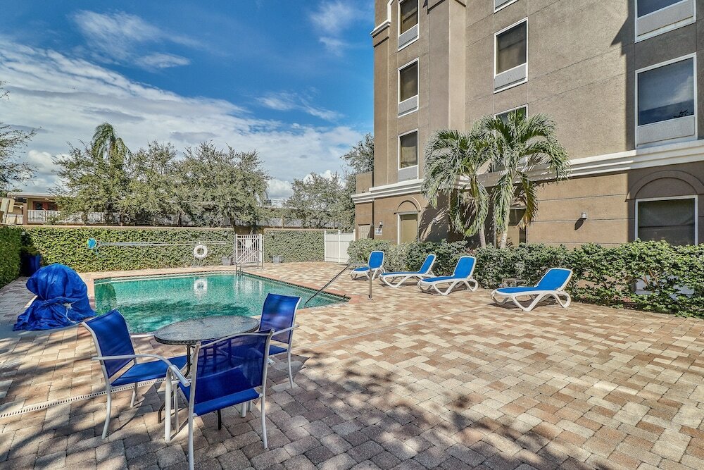 Фото Holiday Inn Express Hotel & Suites Clearwater/Us 19 N, an Ihg Hotel