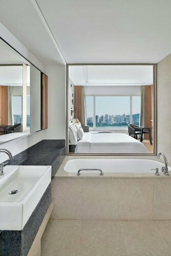 Гостиница The Westin Mumbai Powai Lake в Мумбаи