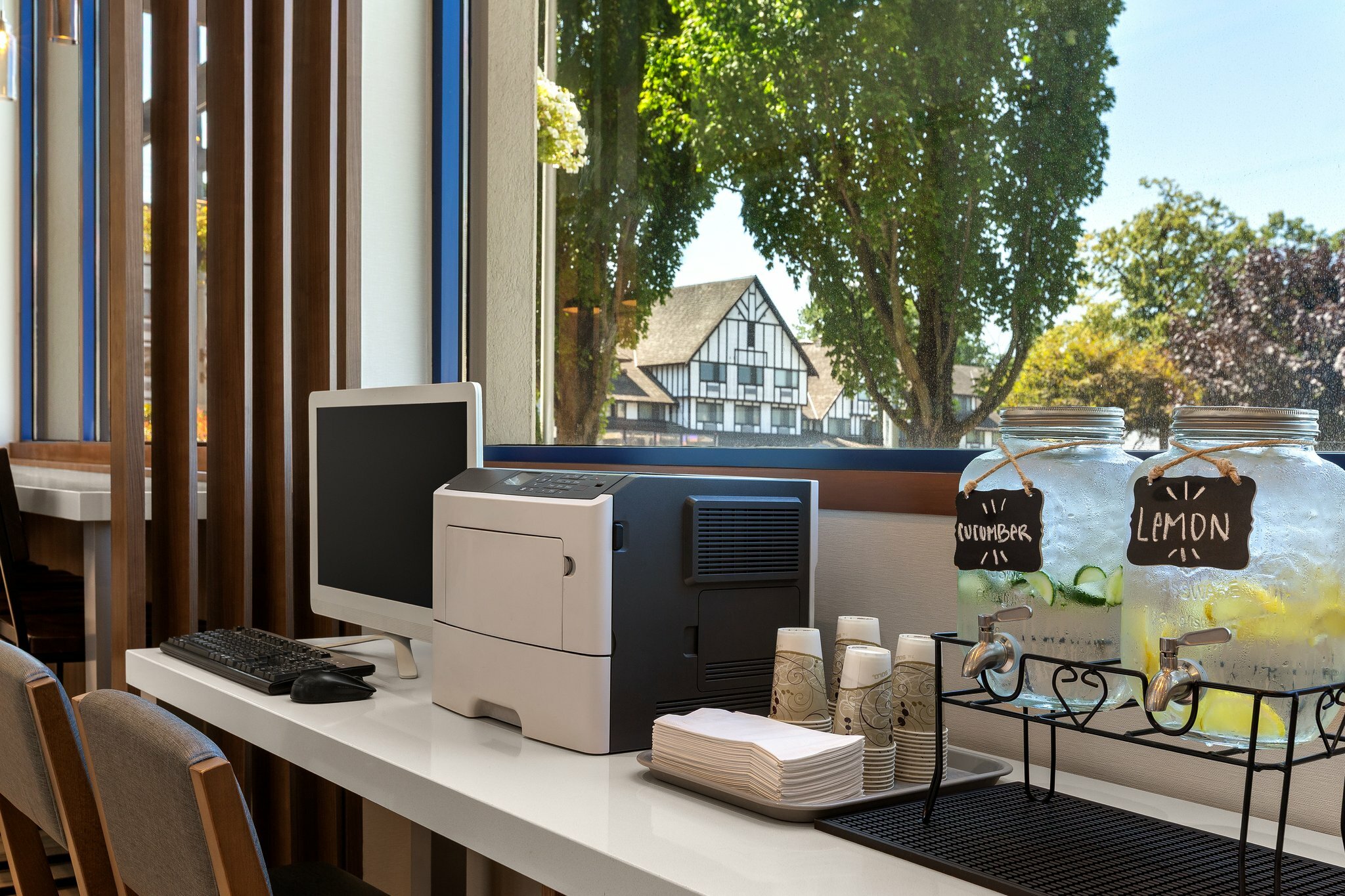 Фото Holiday Inn Express Vancouver Airport Richmond