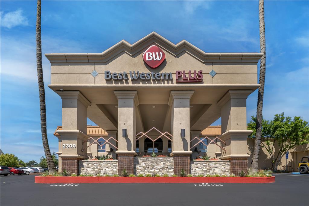 Фото Best Western Plus Hilltop Inn