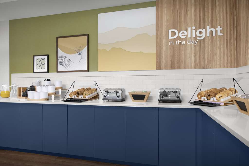 Фото Comfort Inn & Suites Airport