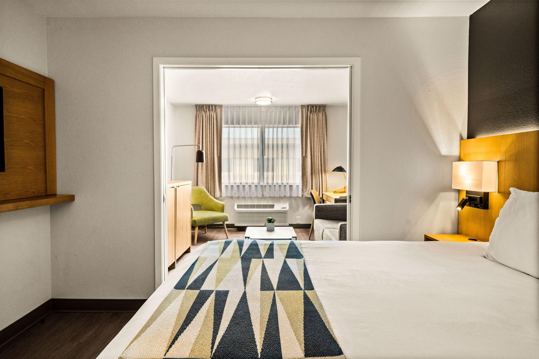 Фото Oxford Suites Redding