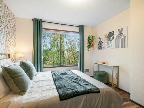 Гостиница Cozy Hot Tub and Scenic Trails - Charming Contemporary Haven в Эдмондсе