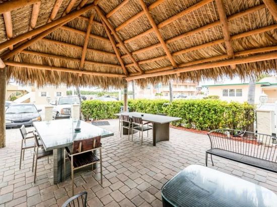 Фото Hollywood Beach Swan