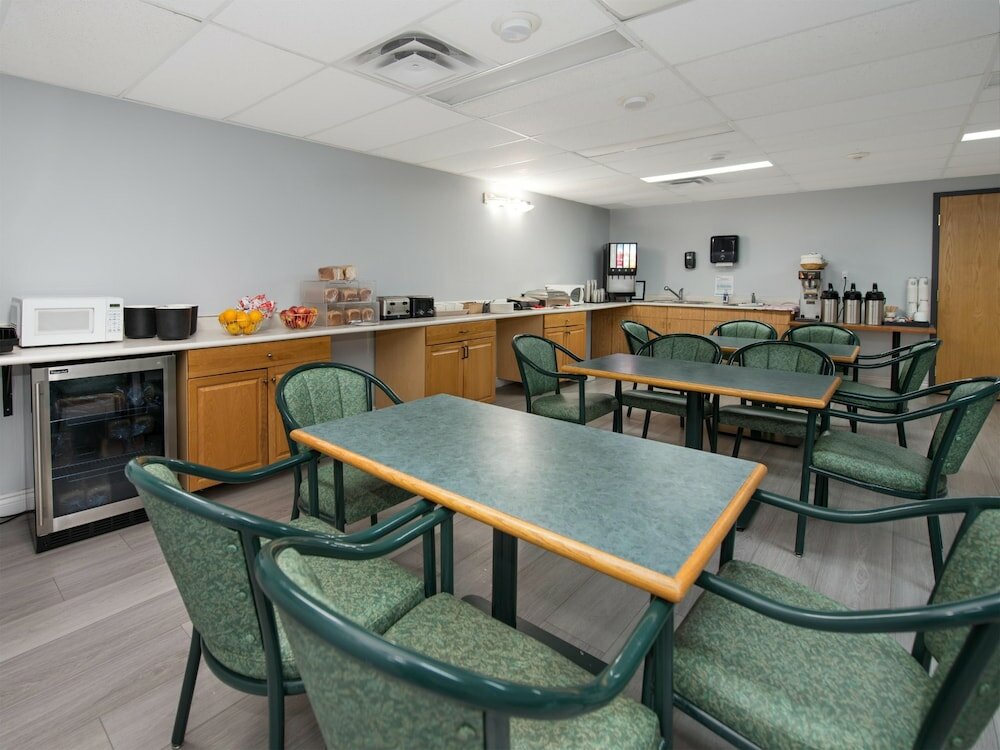 Фото Econo Lodge & Suites Hinton