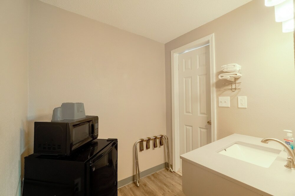 Фото Deluxe Inn & Suites By OYO Miami OK