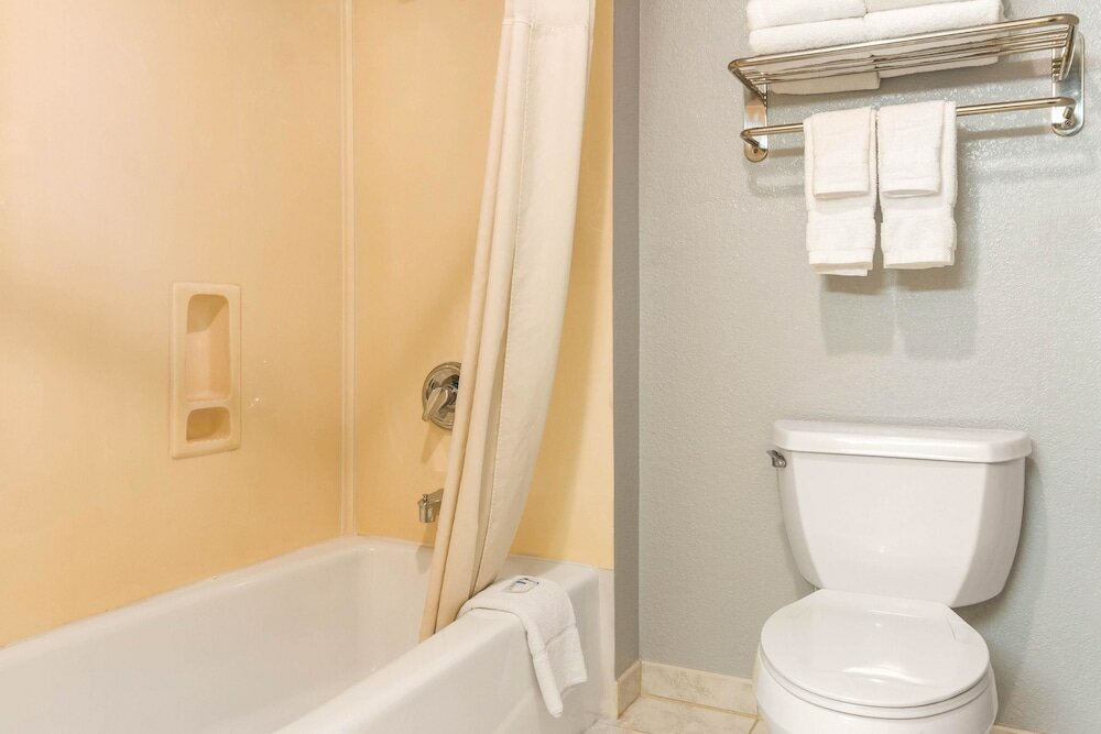 Фото Auburn House Hotel