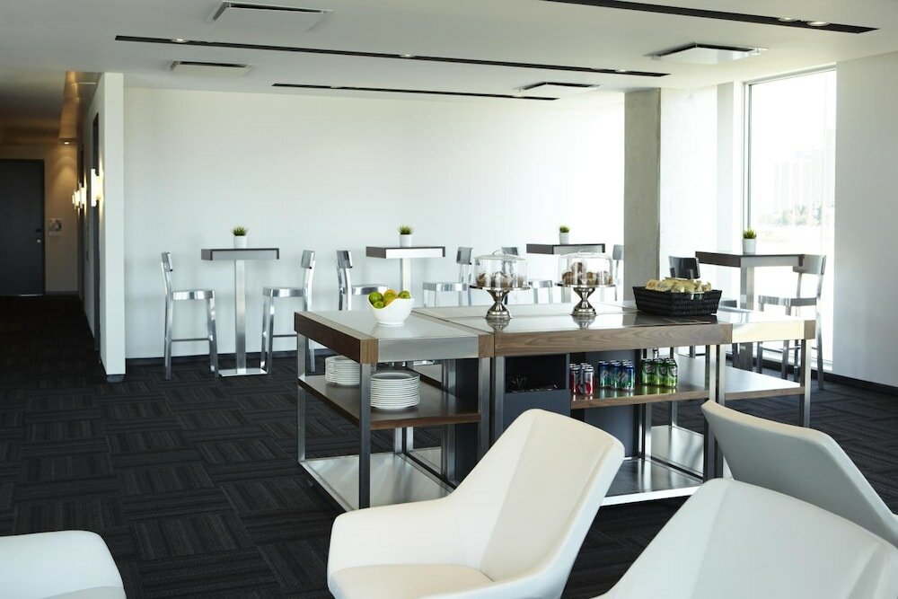 Фото Alt Hotel Toronto Airport
