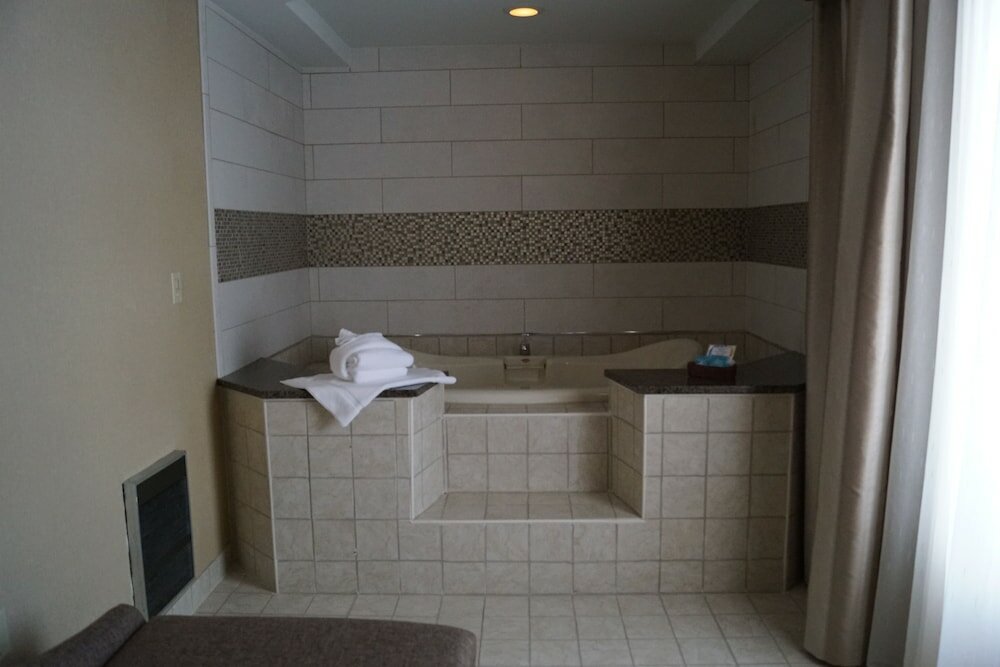 Фото Holiday Inn Express Hotel & Suites Watertown-Thousand Island, an Ihg Hotel