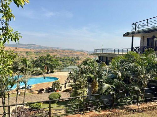 Гостиница The Upper Deck Resort в Лонавала