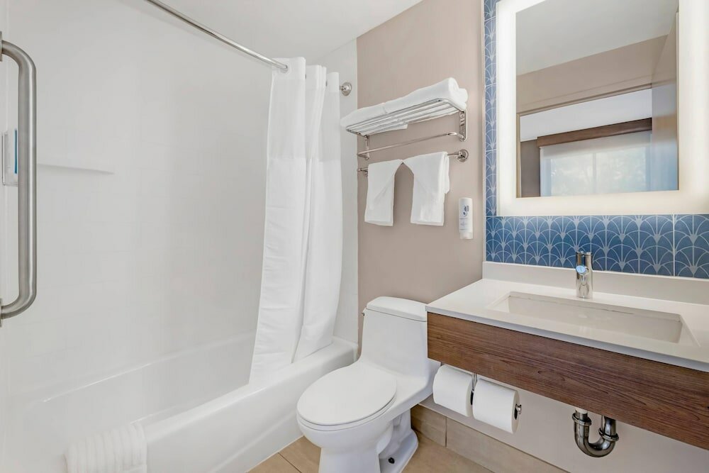 Фото Holiday Inn Express Staten Island West