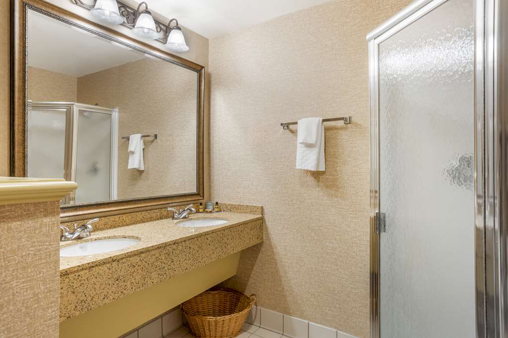 Фото Best Western Plus Revere Inn & Suites