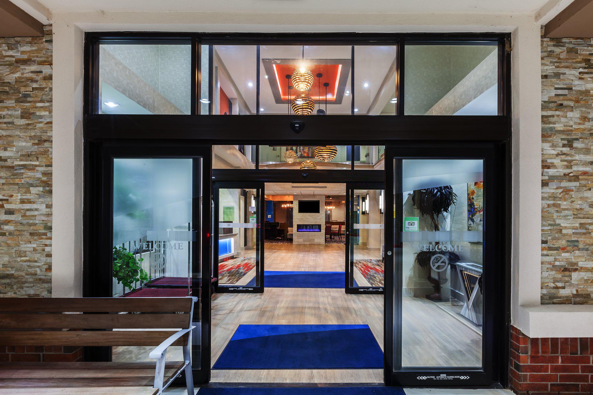 Фото Holiday Inn Express Hotels & Suites East Houston, an Ihg Hotel