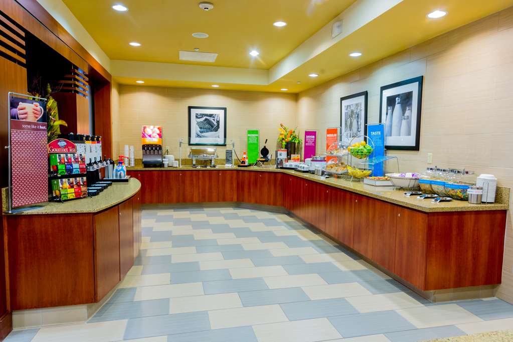 Фото Hampton Inn & Suites Riverside/Corona East