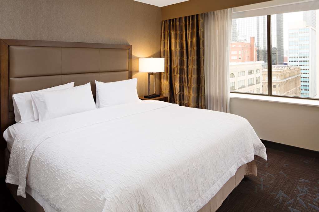 Фото Hampton Inn & Suites Dallas Downtown