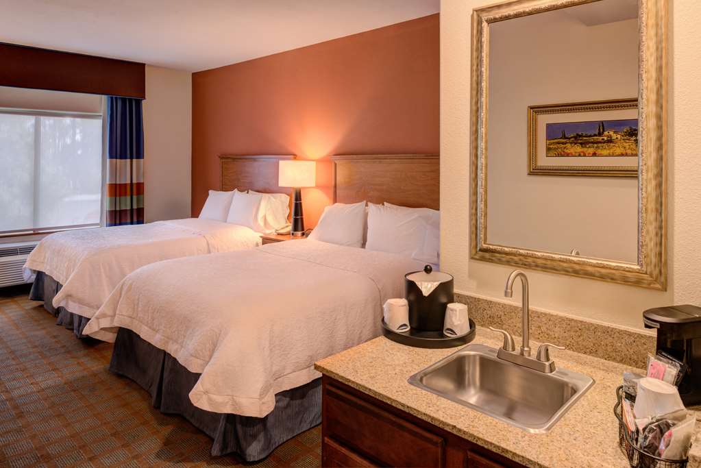 Фото Hampton Inn & Suites Ontario