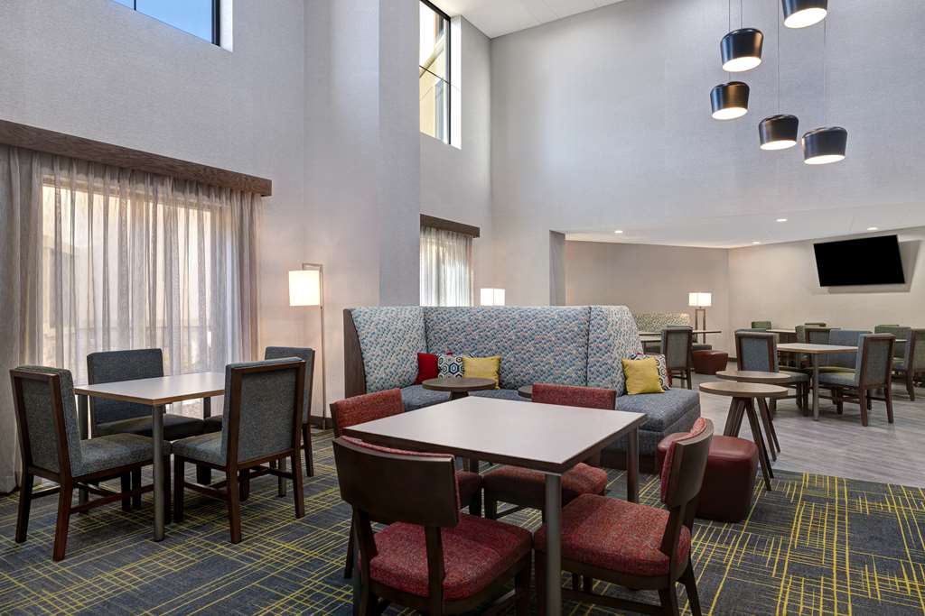 Фото Hampton Inn & Suites Marina