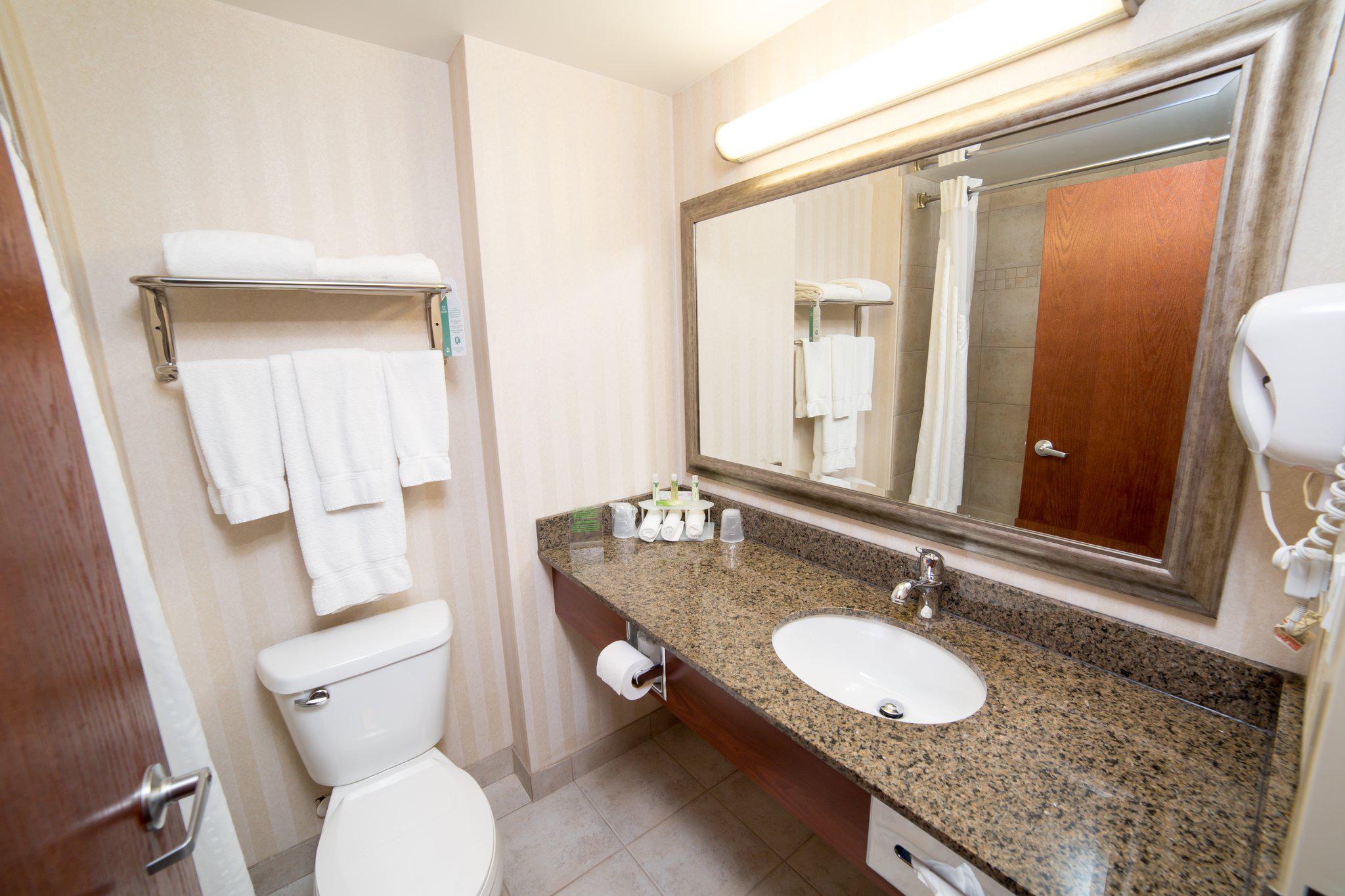 Фото Holiday Inn Express & Suites Drayton Valley