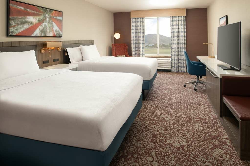 Фото Hilton Garden Inn Fontana