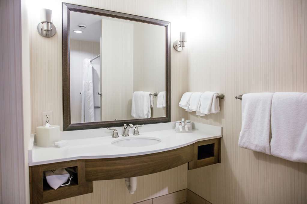 Фото Hilton Garden Inn Milwaukee Downtown