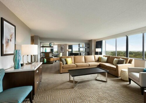 Гостиница Hilton East Brunswick Hotel & Executive Meeting Center в Нью Брансуике