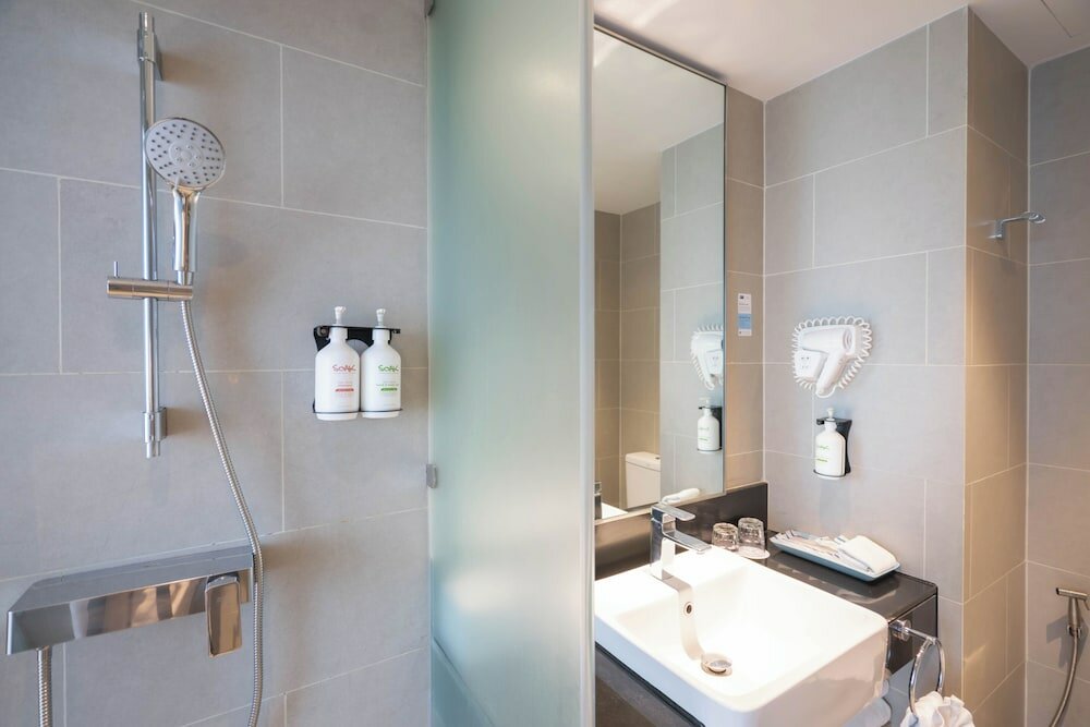 Фото Holiday Inn Express Bangkok Soi Soonvijai