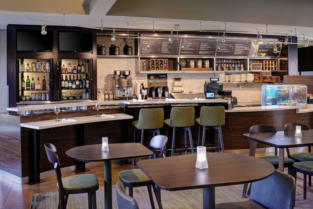 Фото Courtyard by Marriott Detroit Dearborn