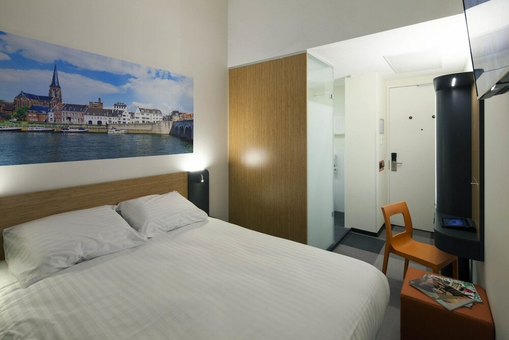 Фото EasyHotel Maastricht City Centre