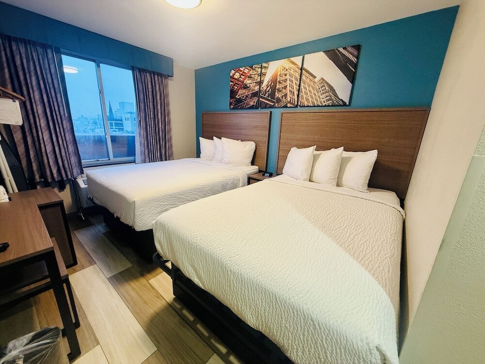Фото Days Inn by Wyndham Brooklyn Borough Park