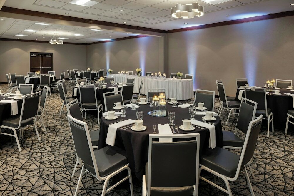 Фото Delta Hotels by Marriott Milwaukee Northwest