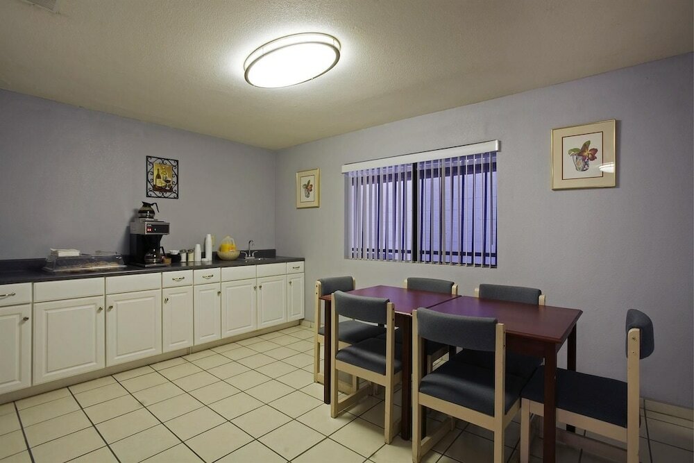 Фото Days Inn by Wyndham Hemet