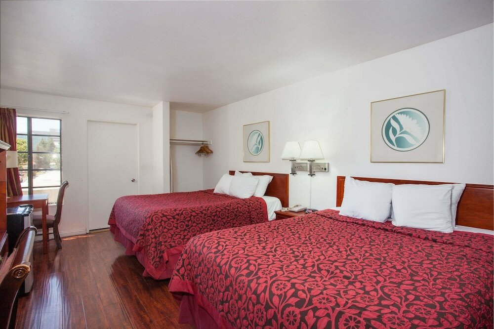 Фото Days Inn by Wyndham Orange Anaheim