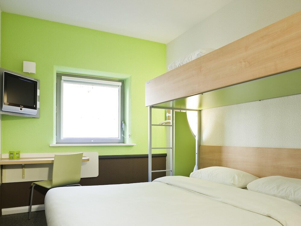 Фото Ibis budget Leeds Centre Crown Point Road