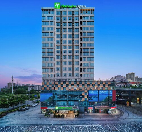 Гостиница Holiday Inn Express Nanchang West Station, an Ihg Hotel в Наньчане