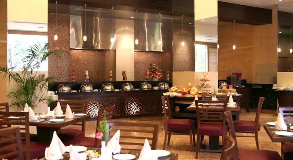 Фото The Retreat Hotel & Convention Centre