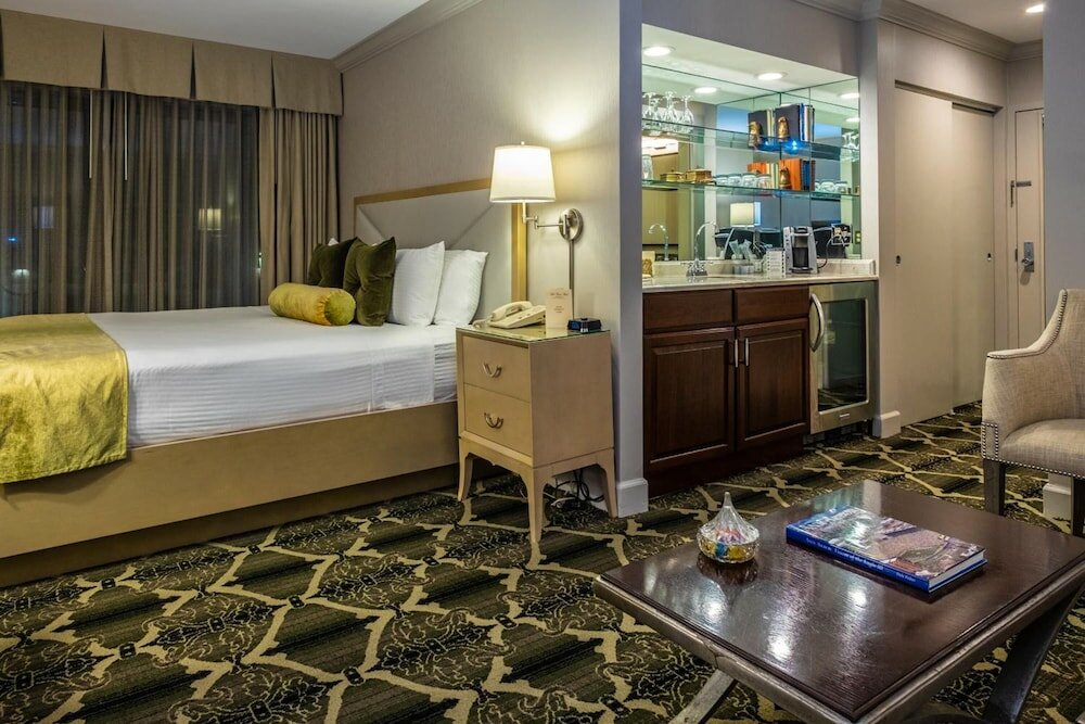 Фото Bell Tower Hotel